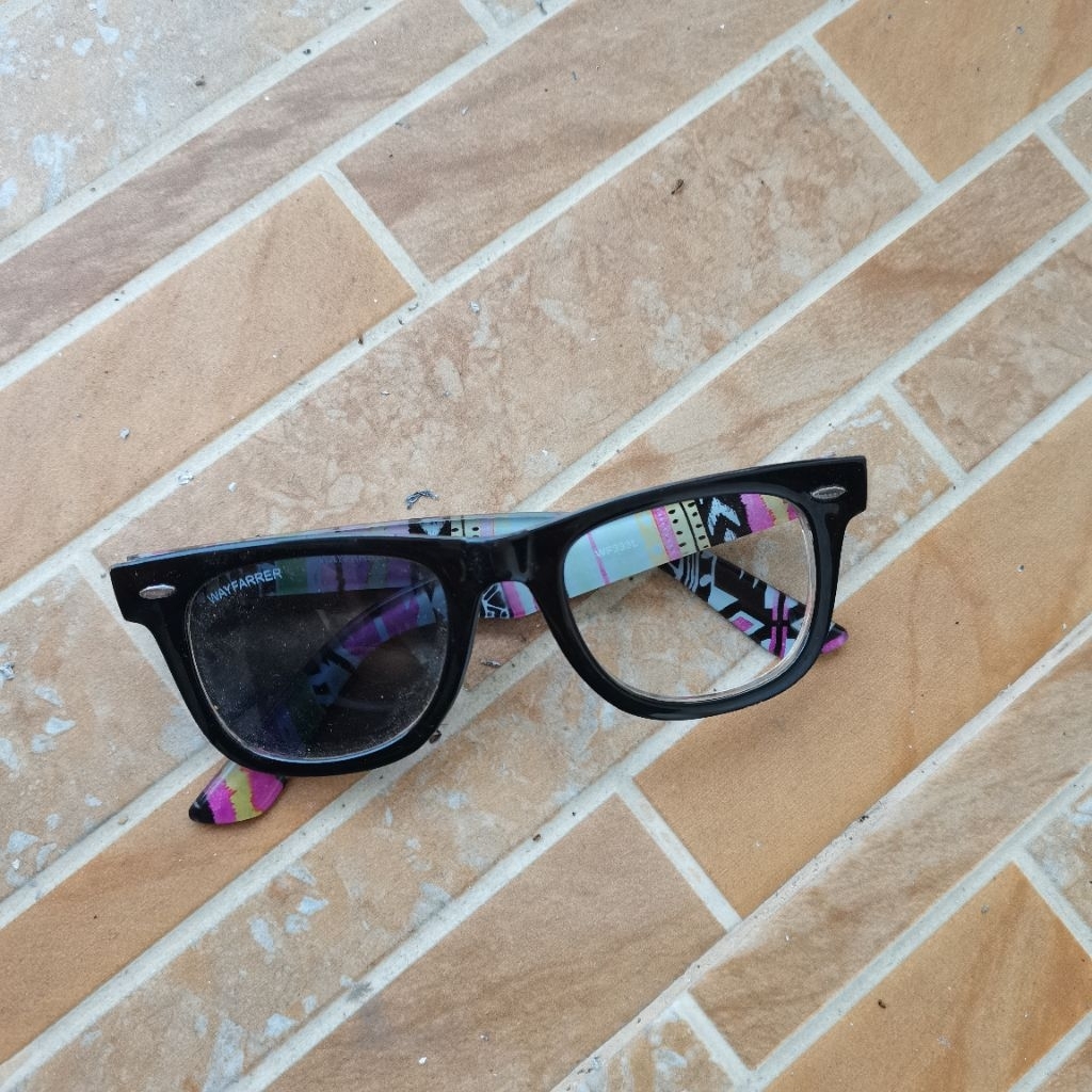1048. KACAMATA WAYFARER MOTIF LENSA GELAP   PRELOVED