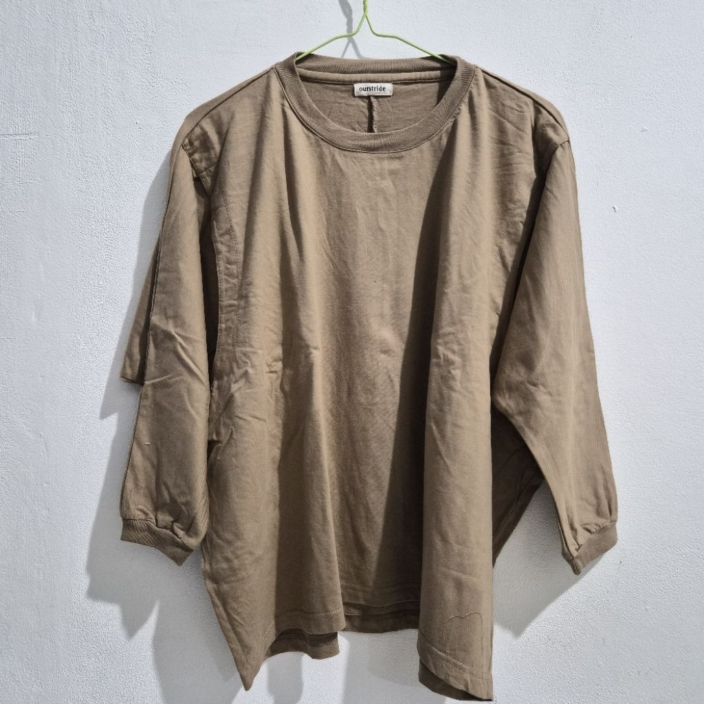 [preloved] baju kaos busui bukaan kiri kanan ourstride warna khaki