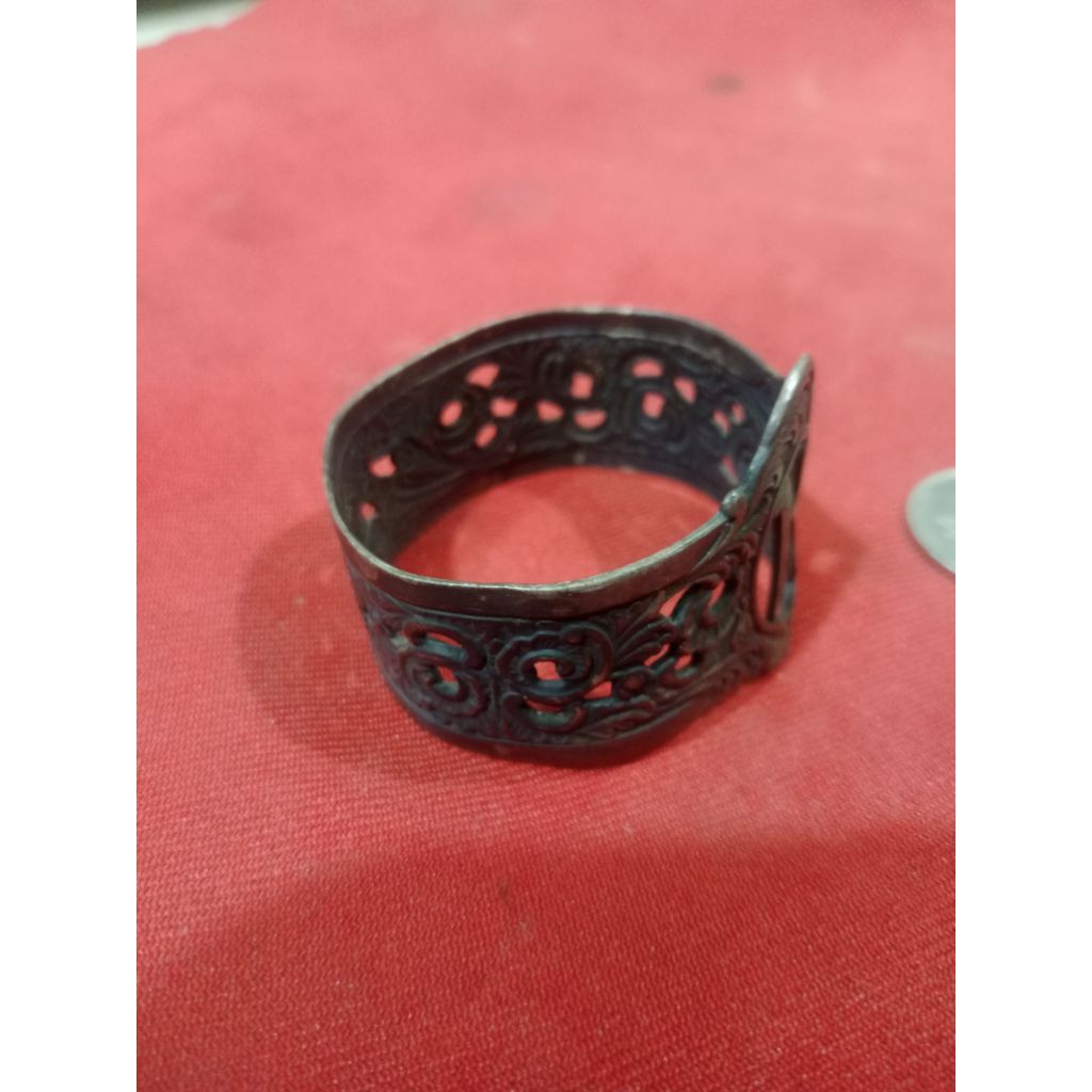 Gelang kuno perunggu temuan di sungai