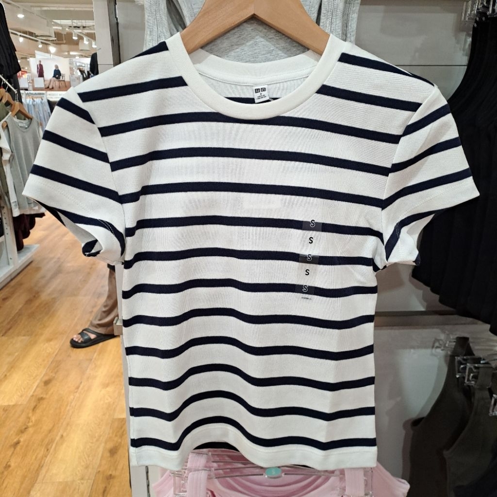 T-shirt wanita mini garis uniqlo