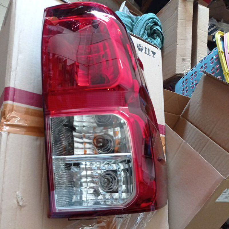 LAMPU BELAKANG HILUX REVO SINGLE CABIN KANAN KIRI 2015 UP ASSY