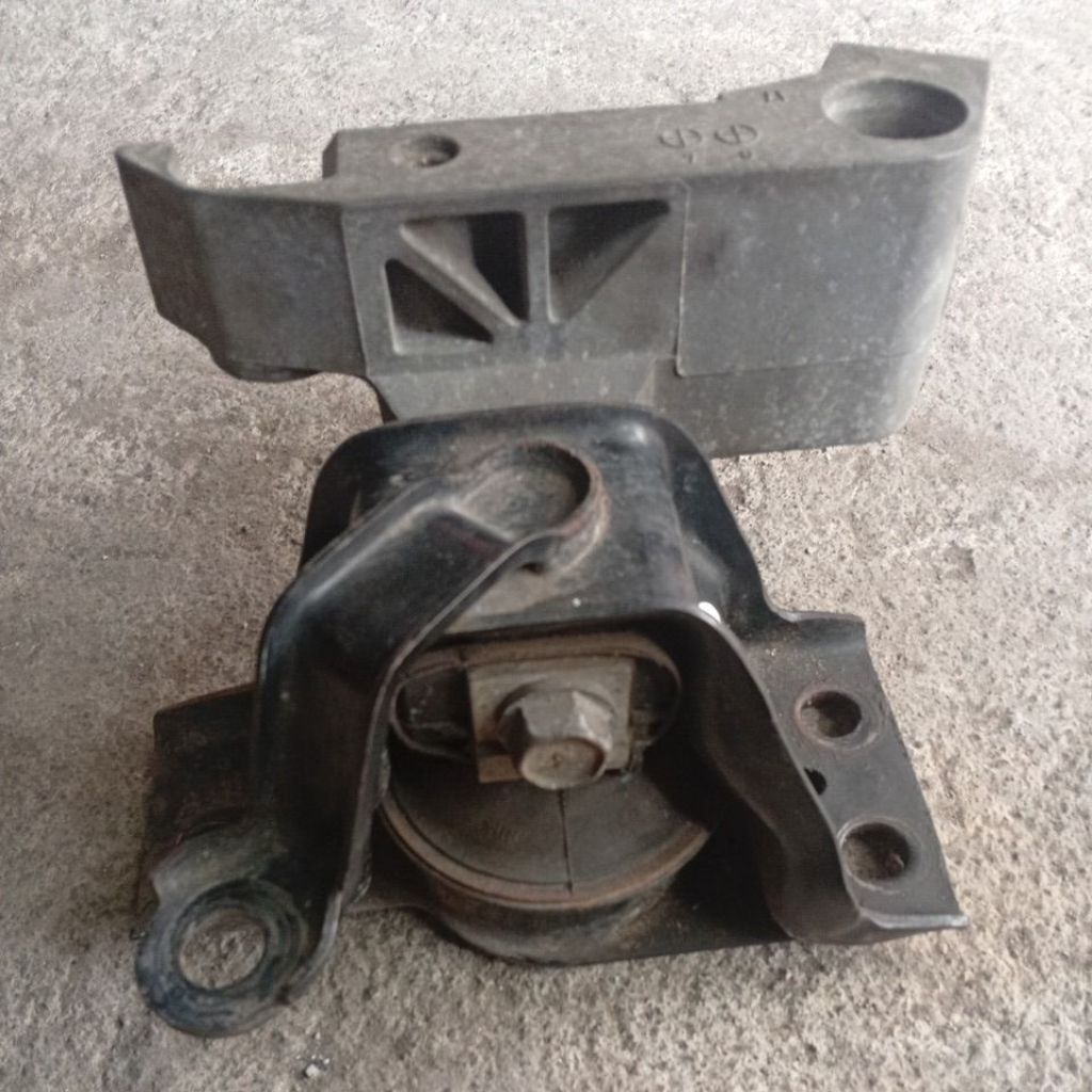 engine mounting livina kanan