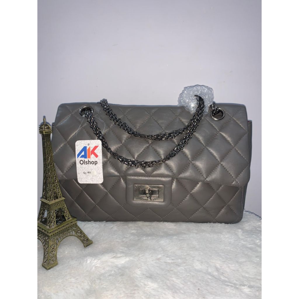Tas wanita selempang brand Chanel