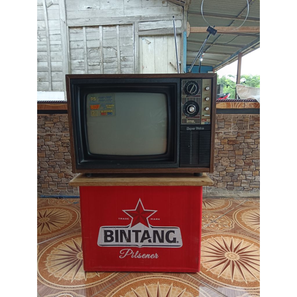 TV kayu jadul Merk INTEL