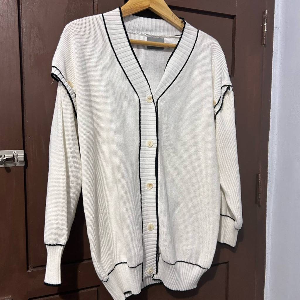 ATASAN CARDIGAN THIS IS APRIL X MAHALINI SWEATER PUTIH LENGAN PANJANG POLOS HIJAB LOOK