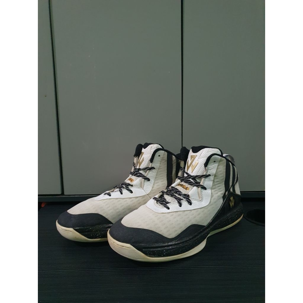 Sepatu Basket Second (Size 43)