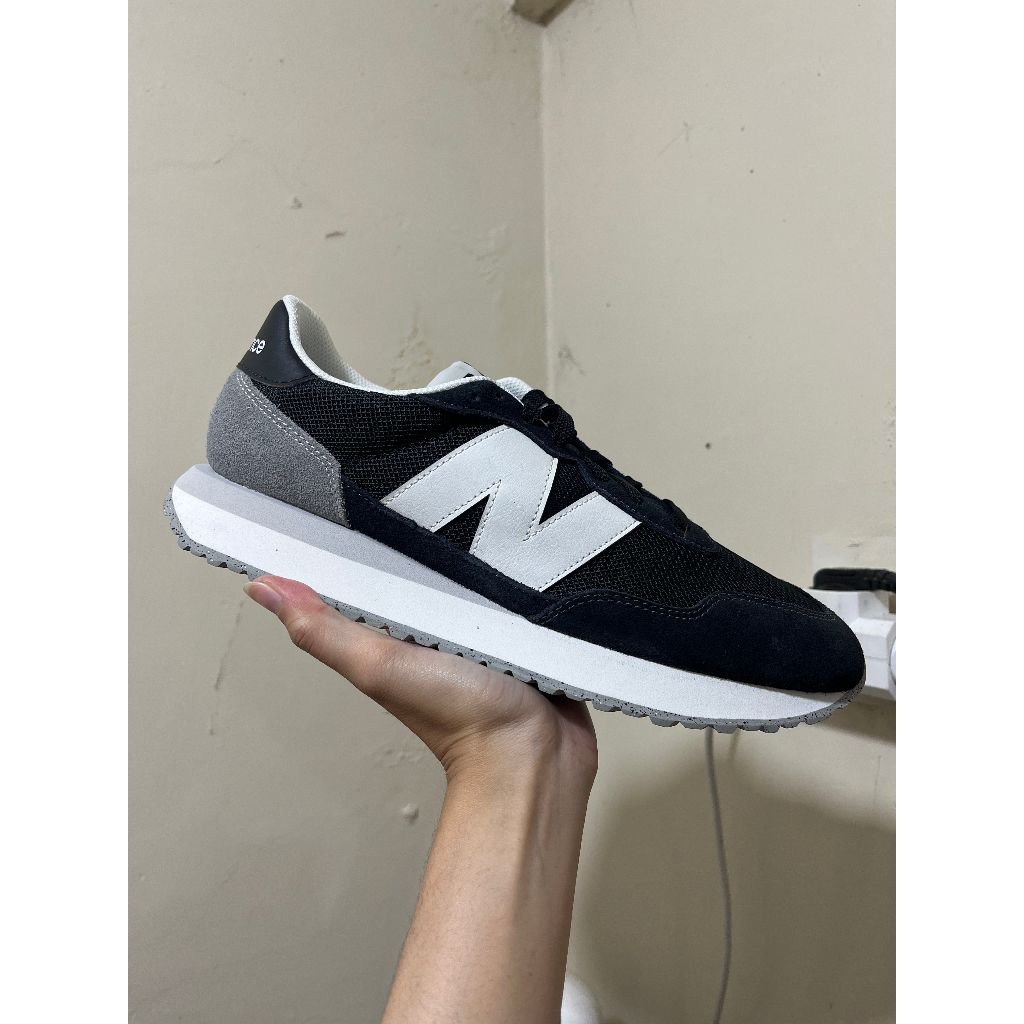 Sepatu Pria New Balance 237 White / Black ORIGINAL MS237LBK