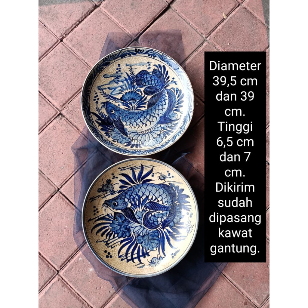 Diameter 39 cm an 2 buah  Piring keramik lukis motif ikan arwana biru putih dibuat seperti antik kun
