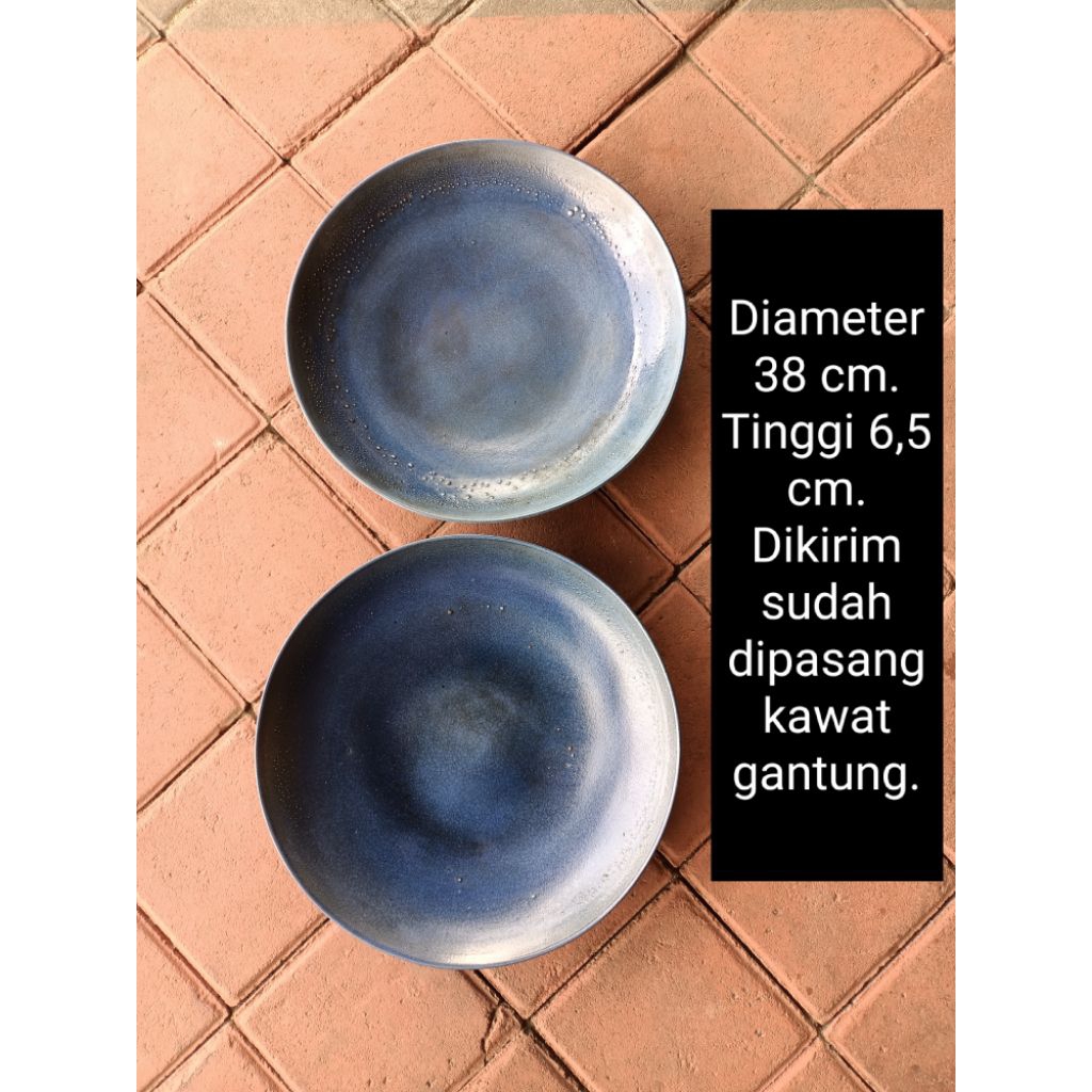 Diameter 38 cm an 2 buah piring keramik biru polos dibuat seperti antik kuno untuk dekorasi hiasan d