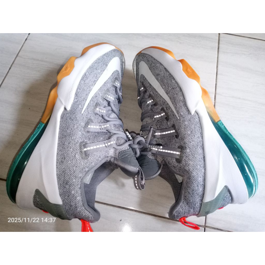 Lebron 13 Low Grey