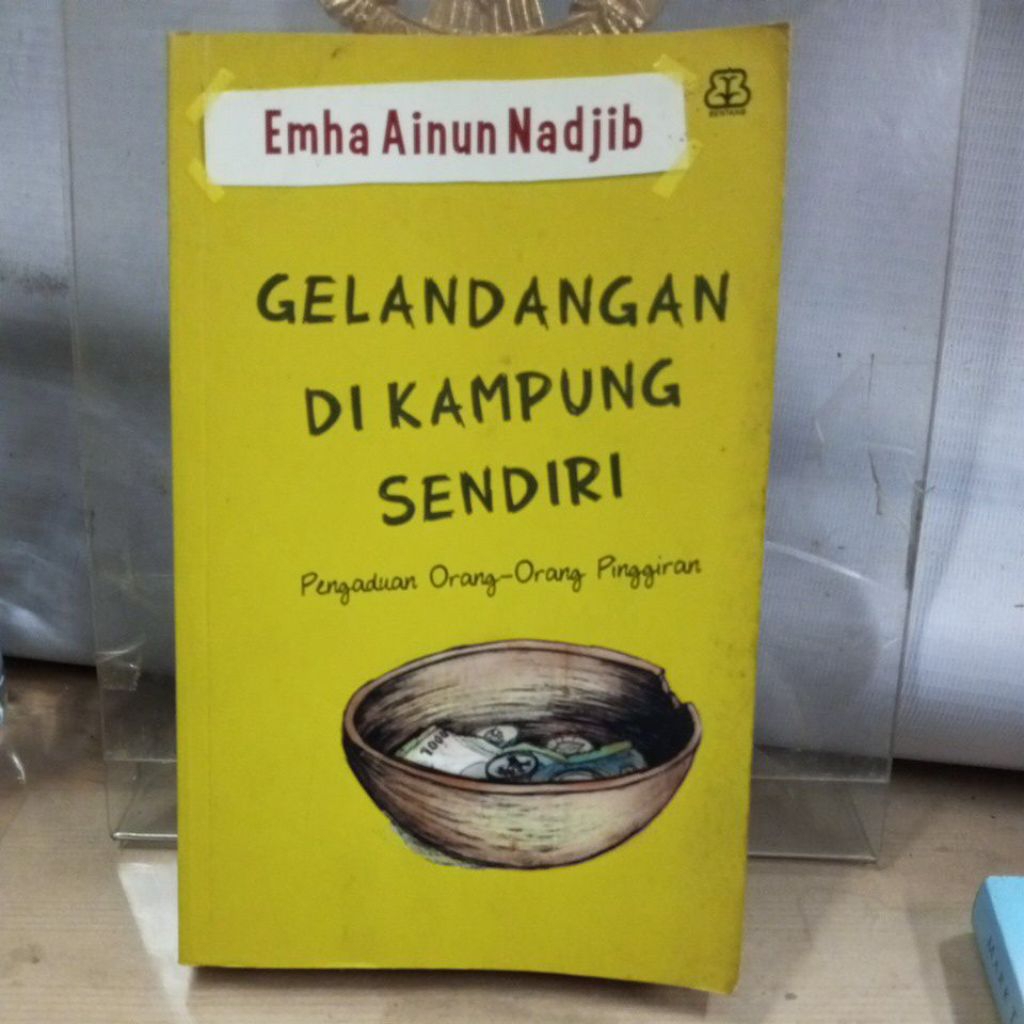buku , gelandangan di kampung sendiri ,pengaduan prang orang pinggiran oleh emha ainun nadjib