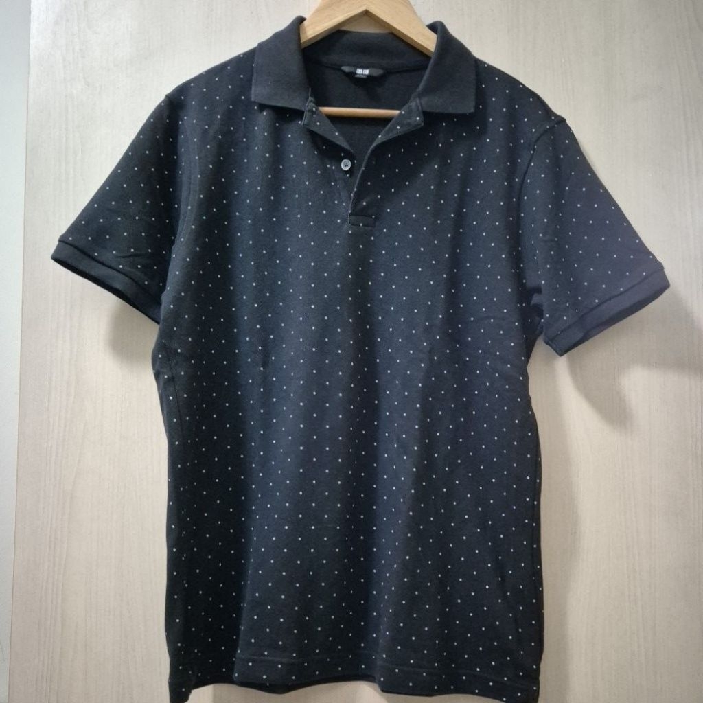 Kaos berkerah pria uniqlo hitam polka kecil