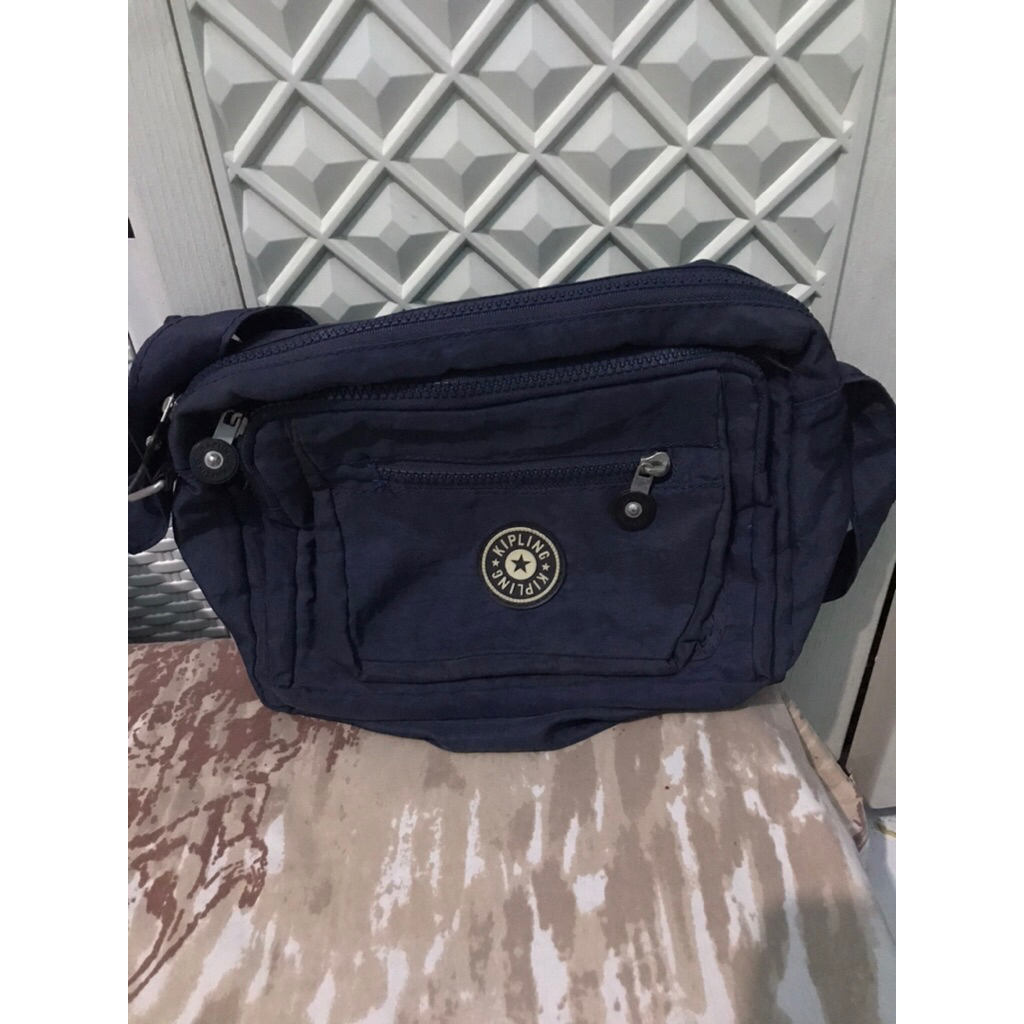 Tas Kipling selempang warna biru dongker preloved
