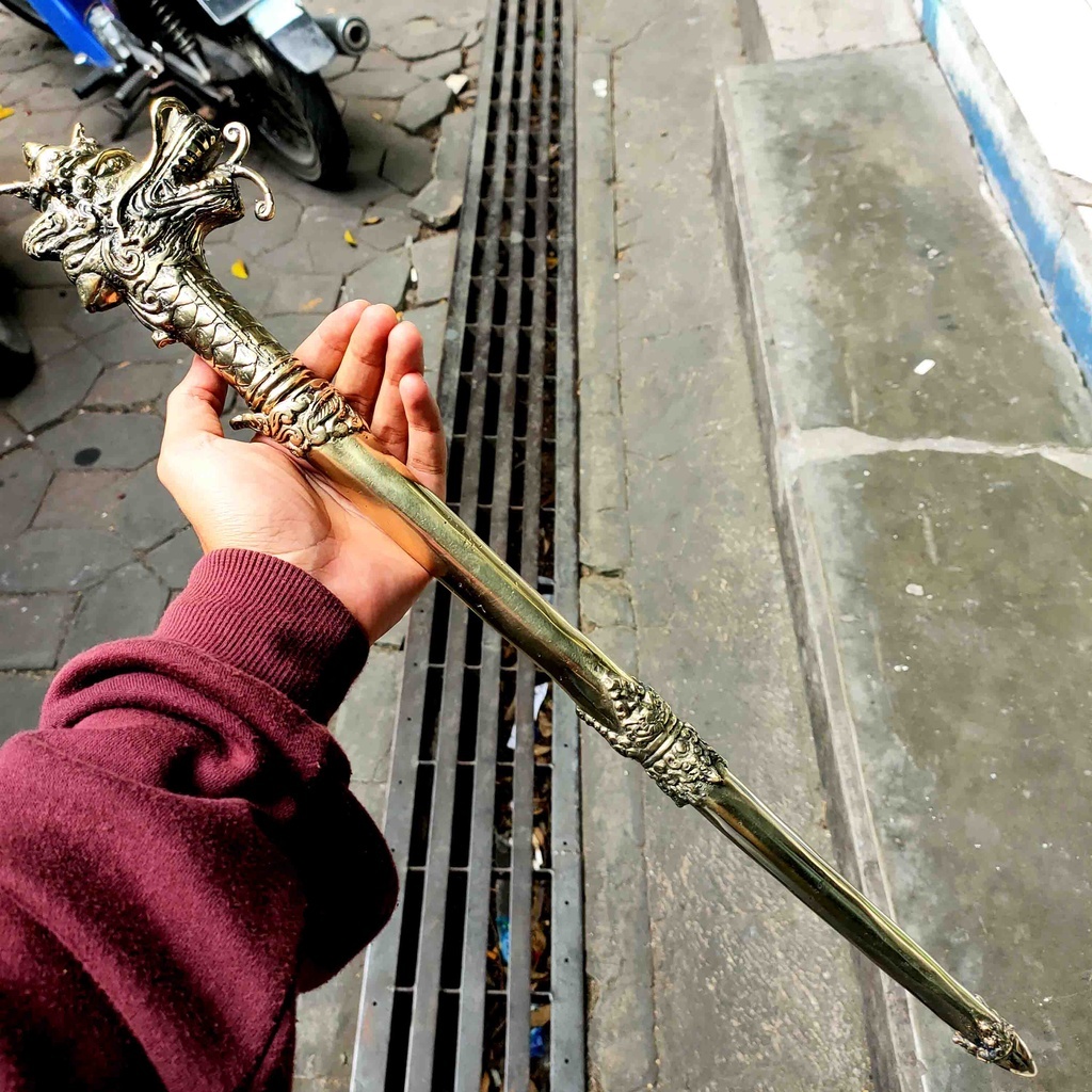 Koleksipajangan tongkat komando kepala naga bahan kuningan