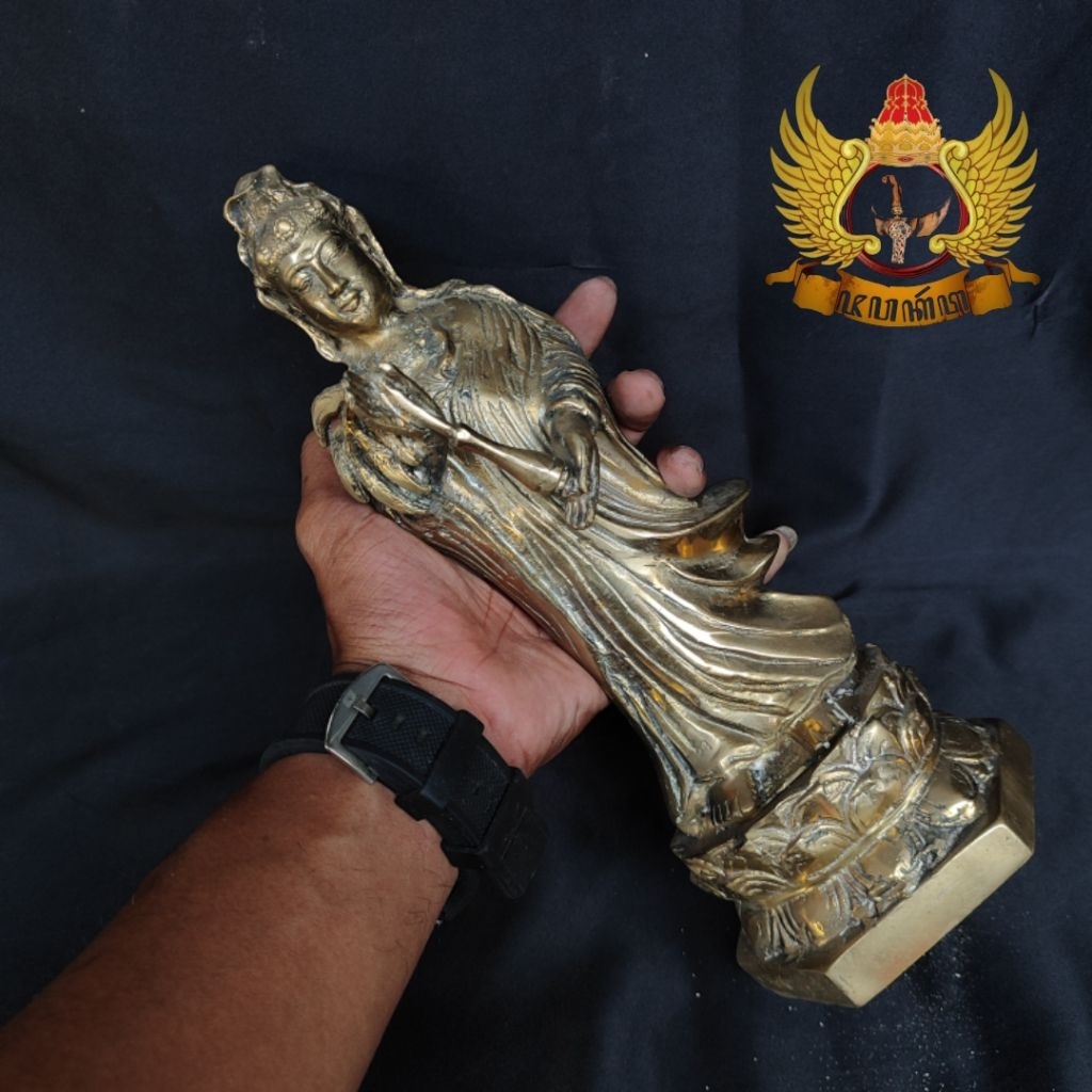 Patung Dewi Kwan Im Berdiri Diatas Teratai Warna Kuning Emas