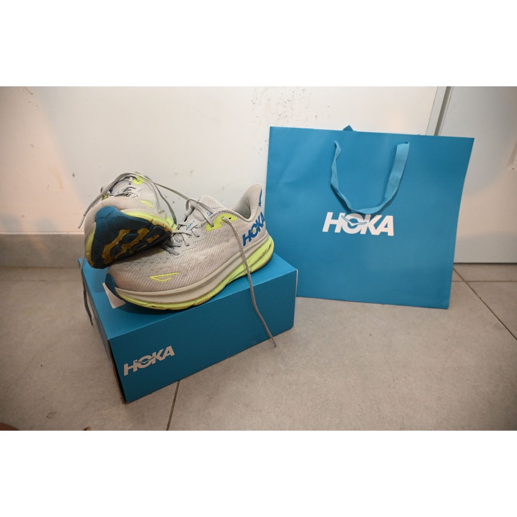 Hoka Clifton 9 Wide abu abu