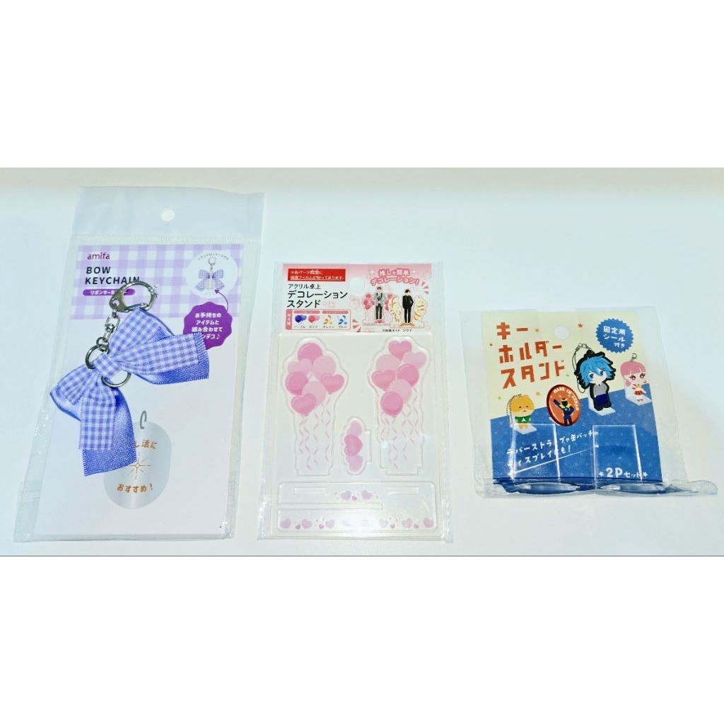 Daiso Seria Oshikatsu Goods Amifa Bow Keychain dan Acrylic Deco Stand & Can Do Keychain/Badge Stand