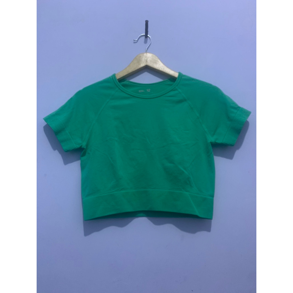 Preloved Kaos Olahraga Crop Top Wanita