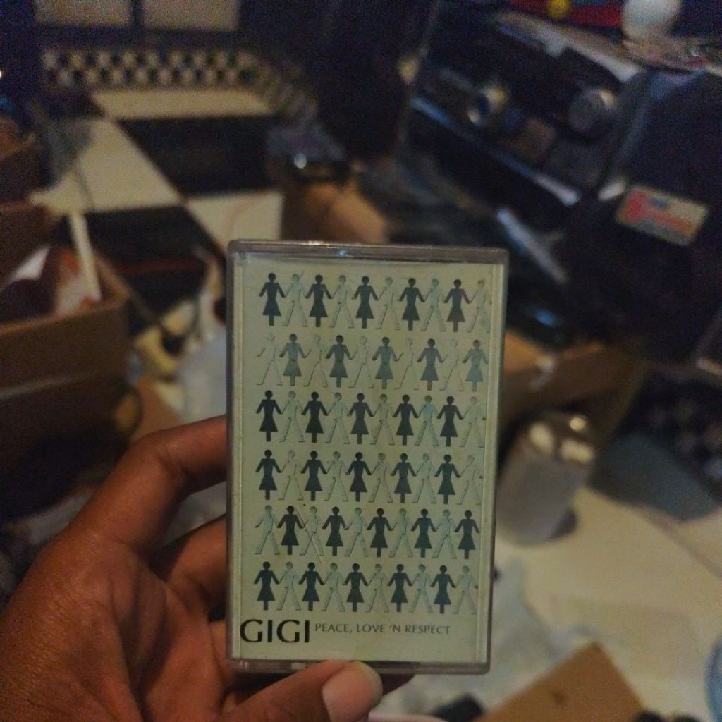 Kaset Gigi band album Peace love 'n Respect likenews