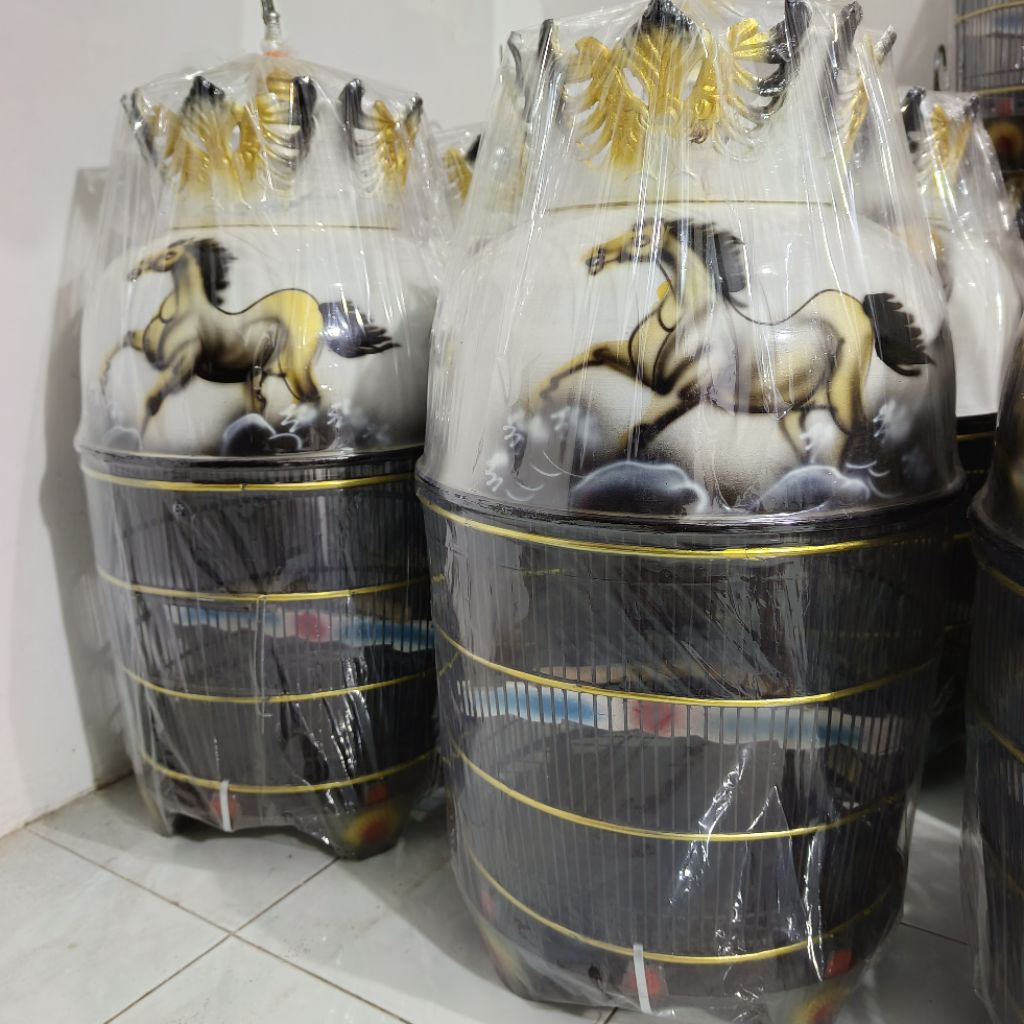 (LUAR KOTA) Sangkar Perkutut Fiber Mahkota Mayangkara Motif Kereta Timbul