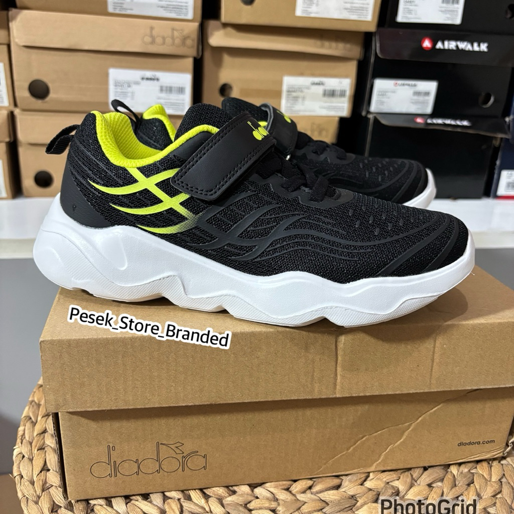 Sepatu diadora anak Marquel JR warna Hitam Size 30,35,36 saja original sale