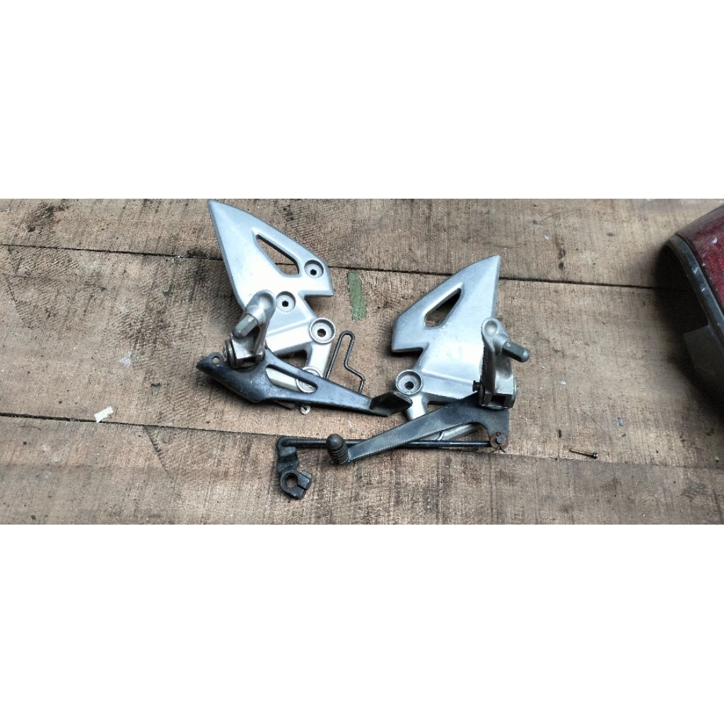 footstep depan Suzuki GSX original kanan kiri