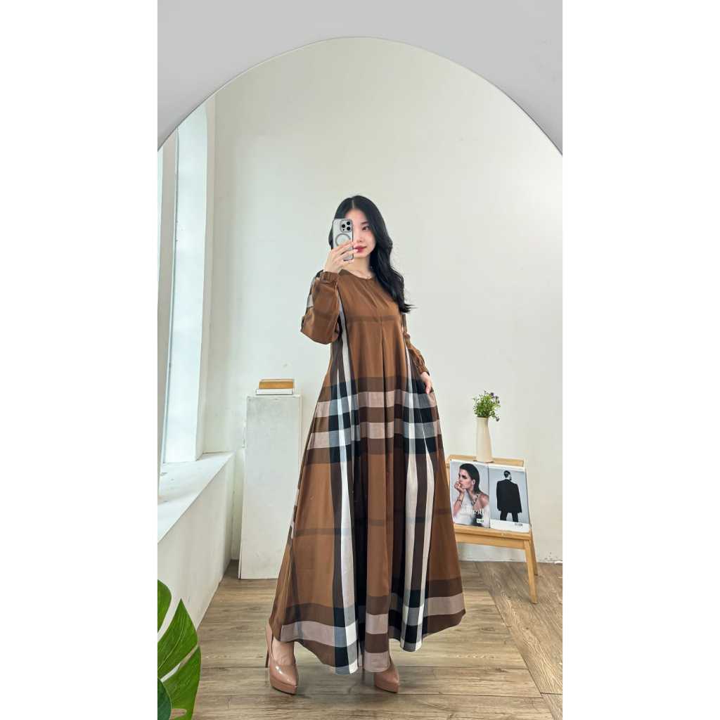 Dress Kotak Coklat Wanita – Resleting Depan, Lengan Karet | Bahan Katun Adem | LD110 PJ137