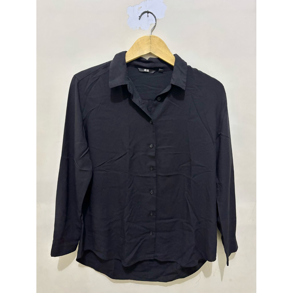 Kemeja Uniqlo Hitam