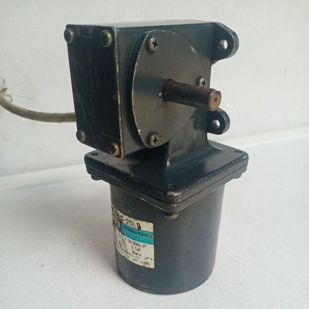 DINAMO GEABOX ORIENTAL MOTOR- 220 VOLT.   25 WAT.  RATIO 1:36.     RPM 40.