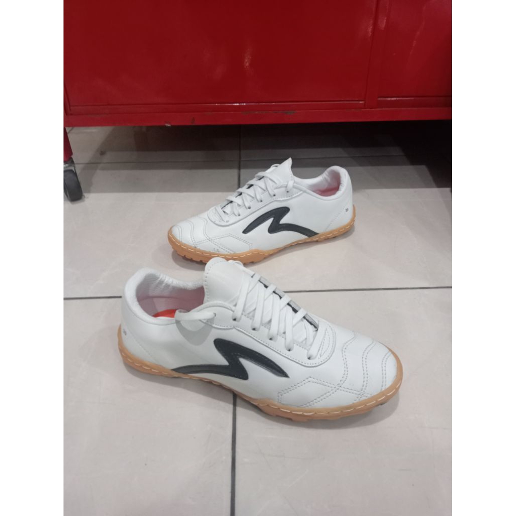 sepatu futsal insole jahitan