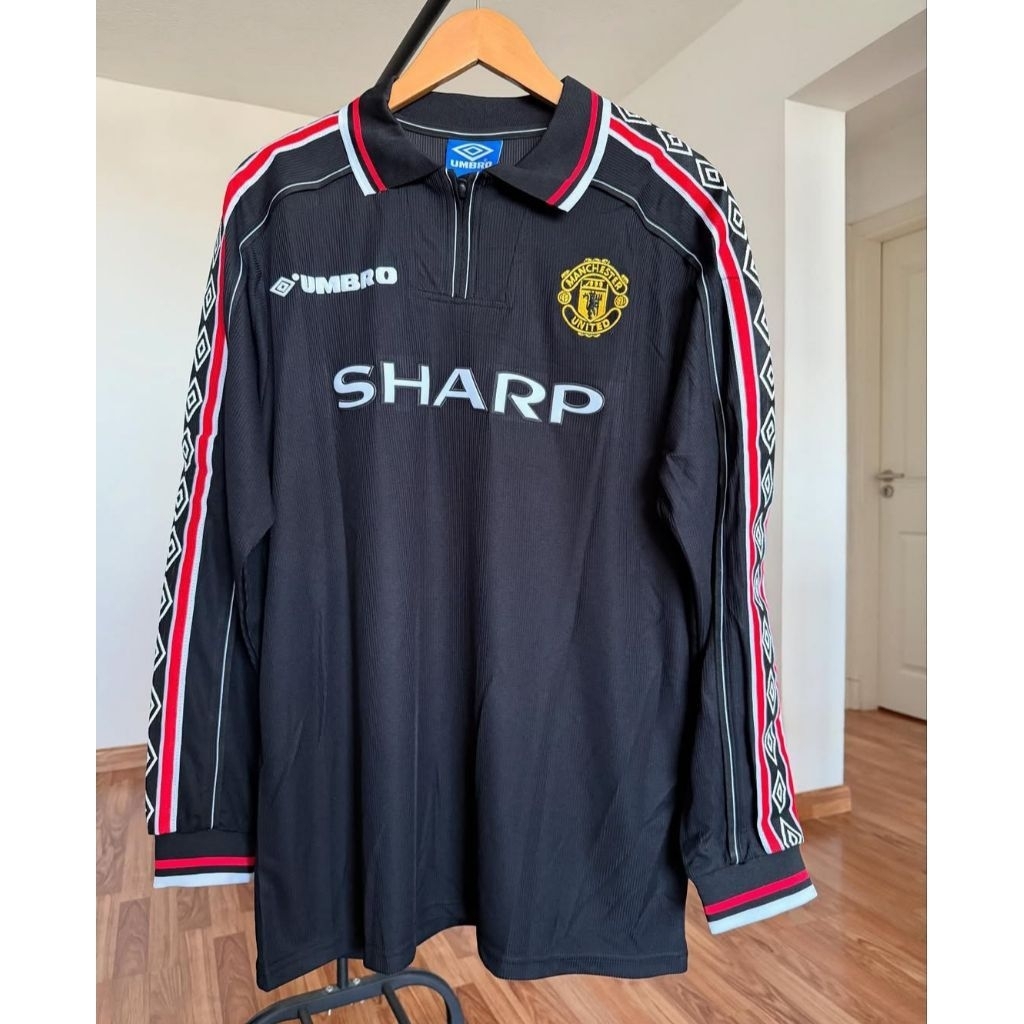 JERSEY MANCHESTER UNITED MU RETRO TREBLE WINNER BLACK EDITION LS LONGSLEEVE TANGAN PANJANG MUSIM 199