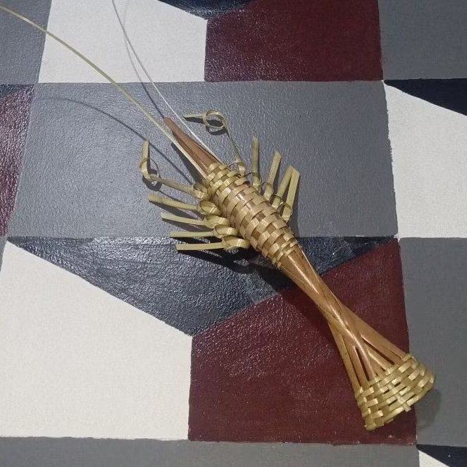 Hiasan dinding udang anyaman dari bambu