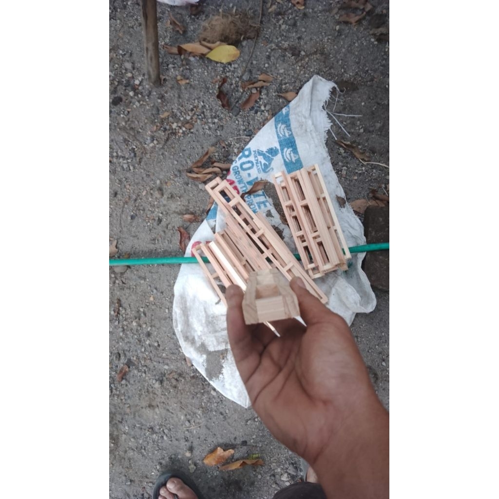 sasis miniatur truk ukuran 30cm x 4cm bahan kayu jati brlanda