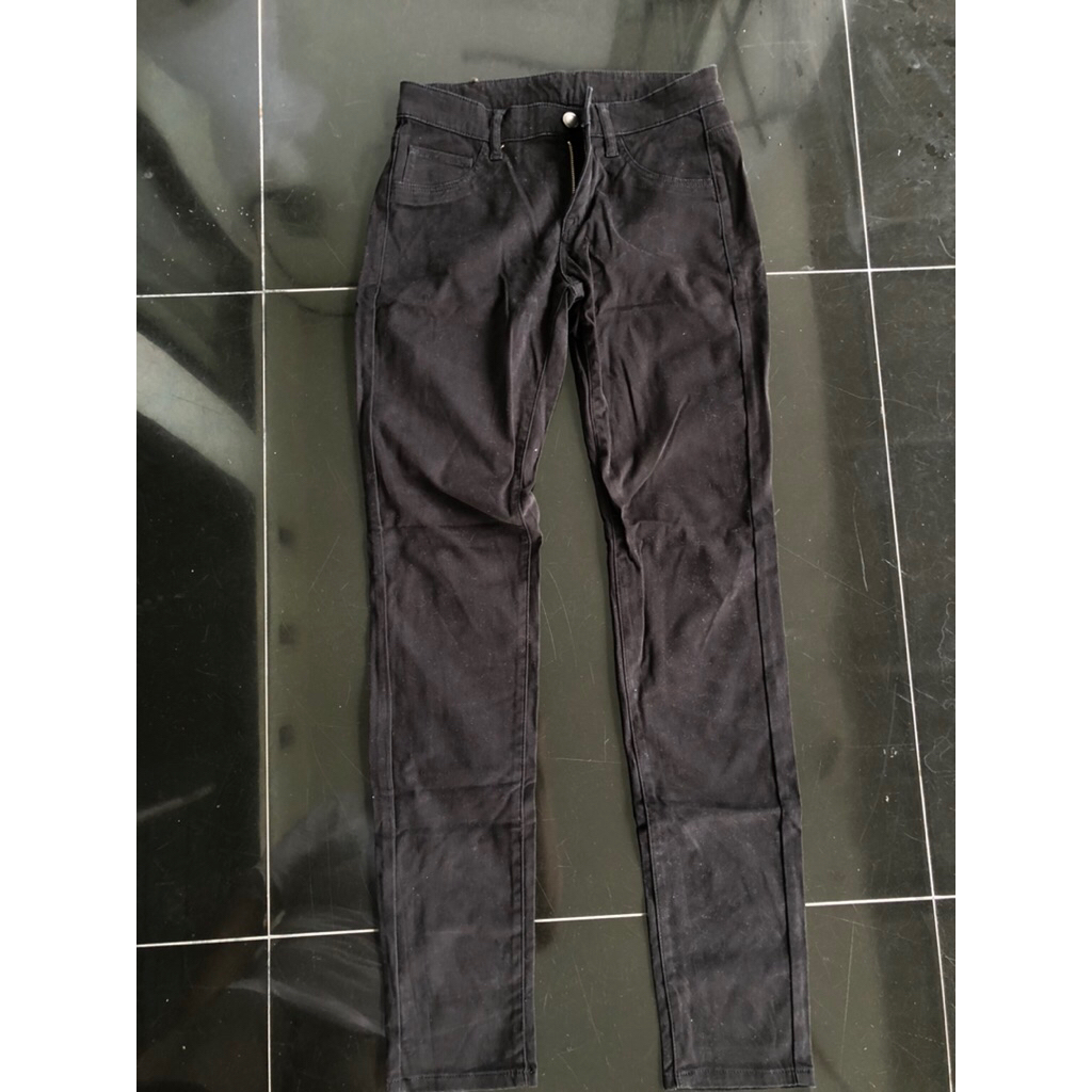 celana jeans wanita uniqlo Lp 32 warna hitam preloved