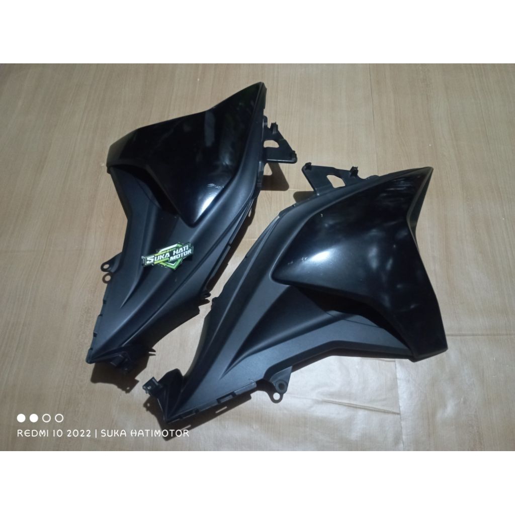 Cover body depan sayap samping Honda CS 1 Hitam  Original.
