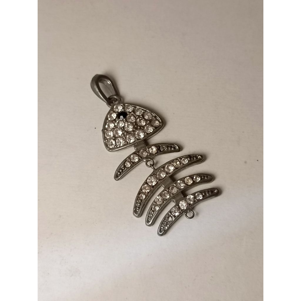 Liontin Tulang Ikan Kristal Perak Motif Unik