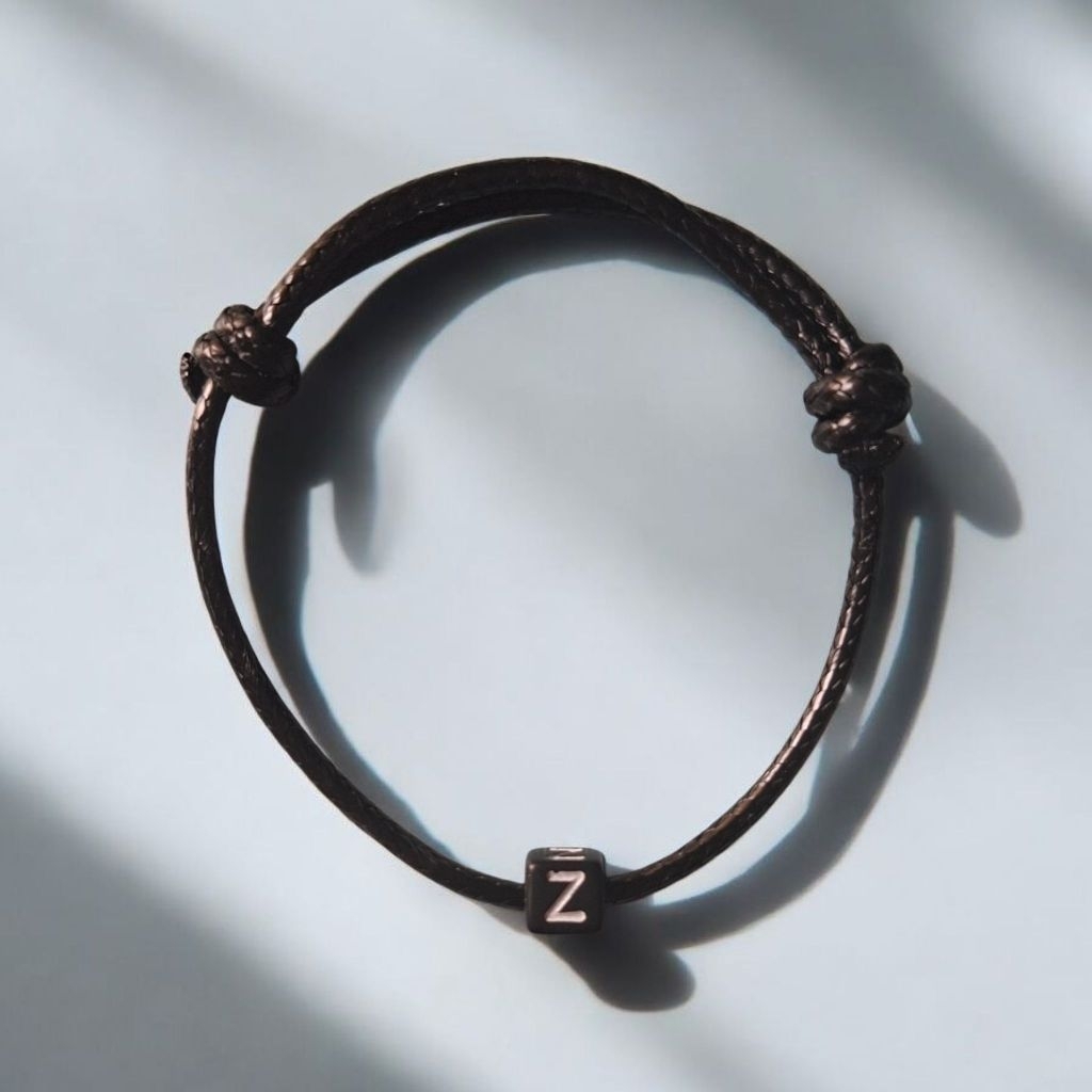 Gelang tali hitam huruf A,B,C,D,E,F,G,H,I,J,K,L,M,N,O,P,Q,R,S,T,U,V,W,X,Y,Z