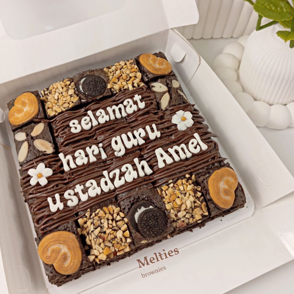 Fudgy Brownies Sekat Premium Full Topping – Custom Tulisan/Topping – Size 18/20/22
