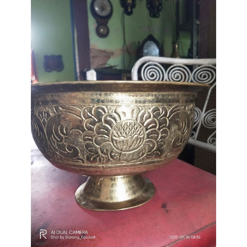 Bokor tua antik kuno bahan Kuningan tebal, motif detail