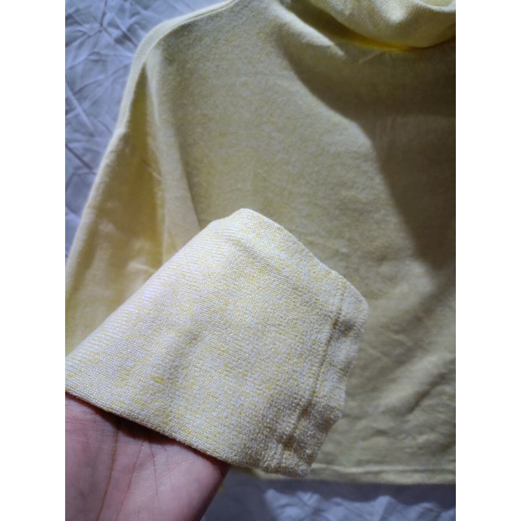 rajut uniqlo soft yellow ( crop )