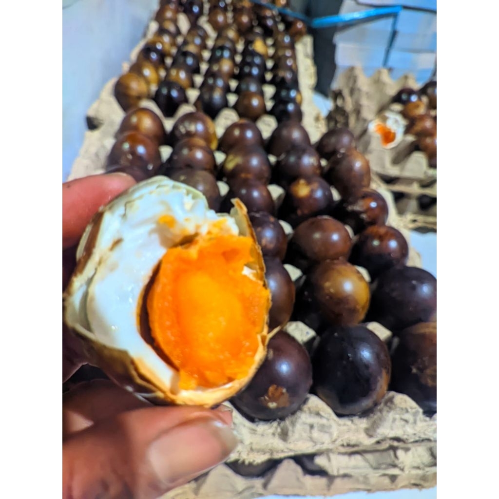 * Telor Asin Khas Brebes * Diproduksi langsung dari pengrajin telor asin brebes.