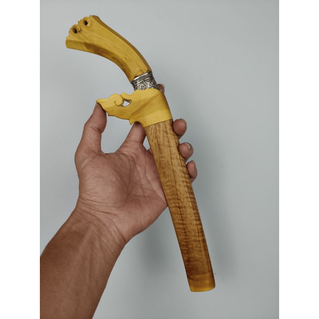 Badik Luwu pamor kurissi daun kelapa