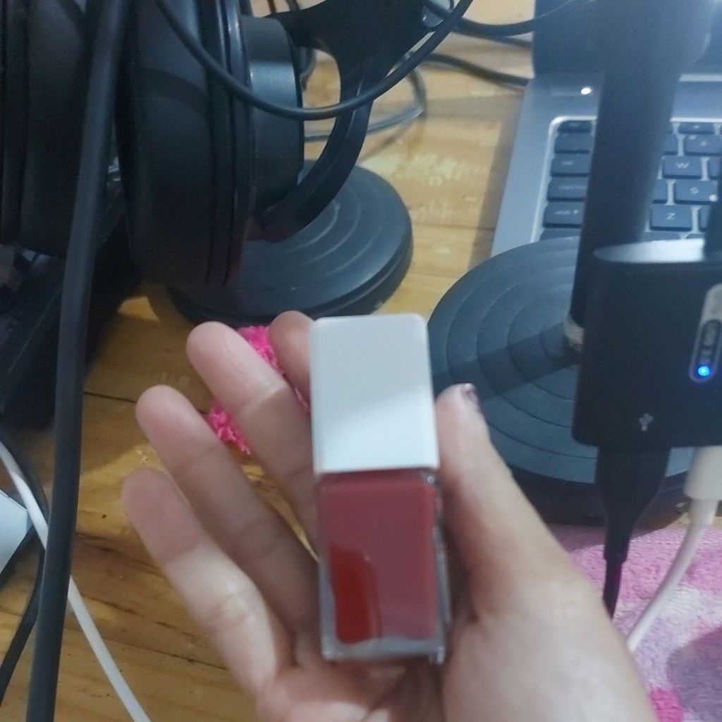 cat kuku merah maroon