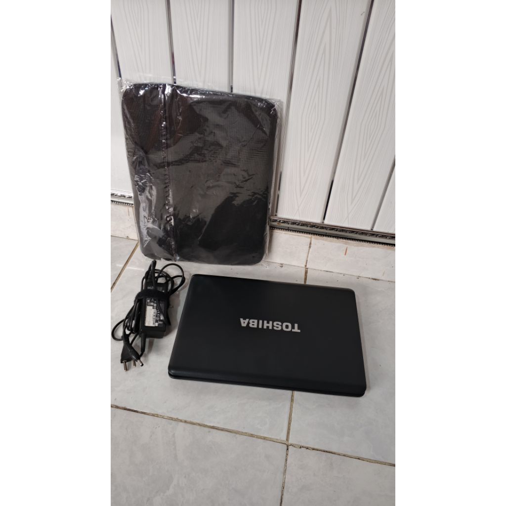 laptop Toshiba satelit 4gb free tas baru