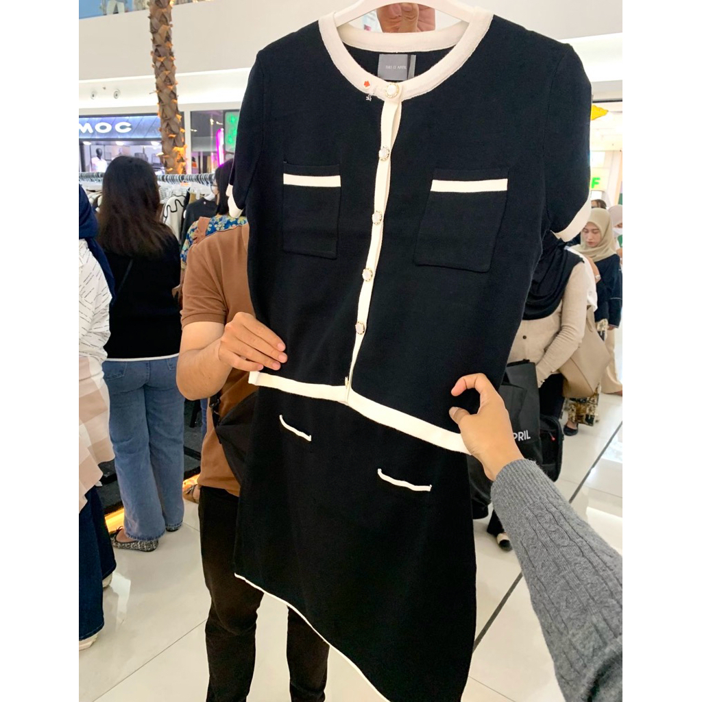 This is April Warehouse Sale - Pinka Set Black