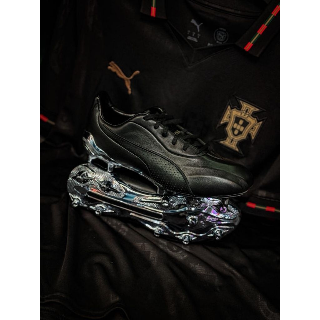 SEPATU BOLA - PUMA KING PLATINUM 26 FG/AG LEATHER PANTERA NEGRA x EUSEBIO 10926101 ORIGINAL
