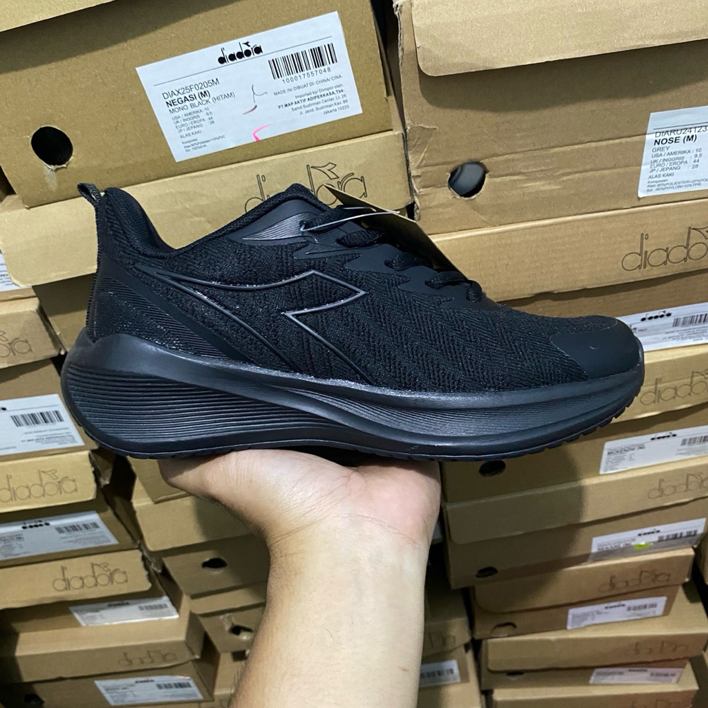 (size 37 & 38) SEPATU HITAM DIADORA NEREA MONO BLACK