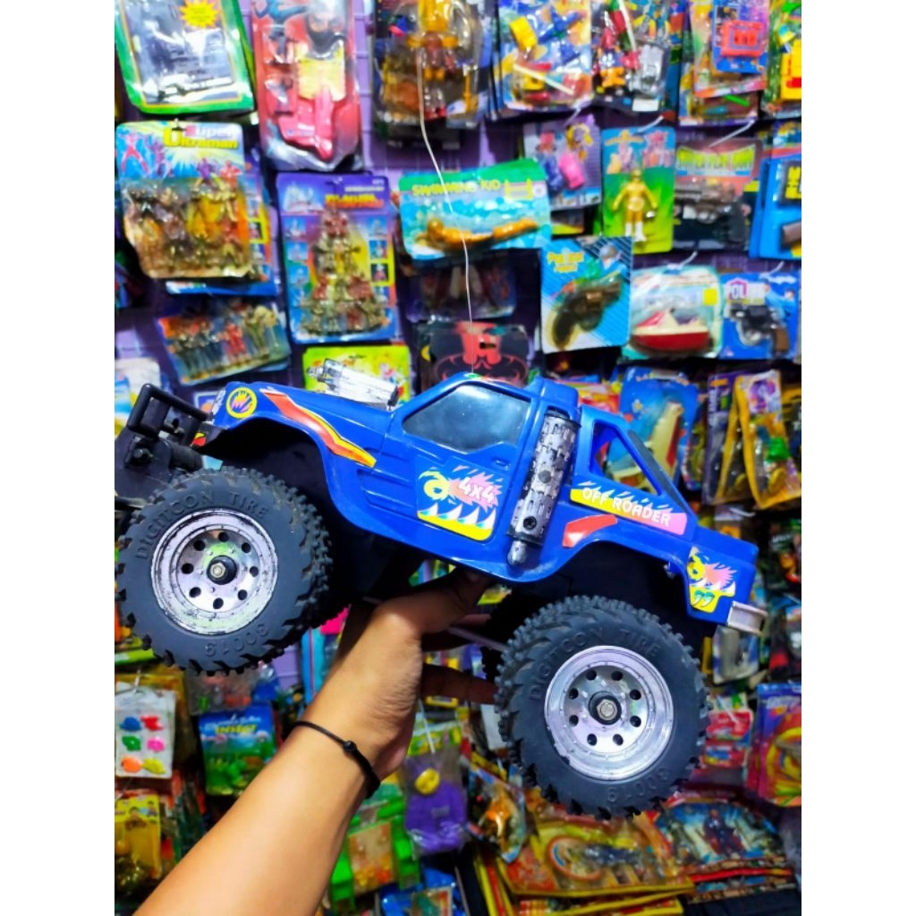 mobil RC Jeep jadul ban karet