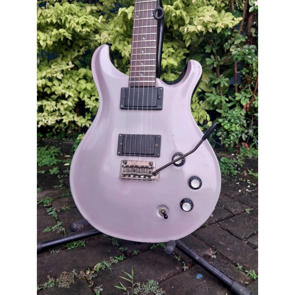 Gitar elektrik model PRS SE tanpa merk