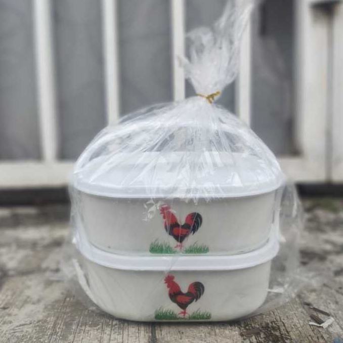 Rantang Plastik 2 Susun REIVO Warna putih dengan motif cap ayam praktis cocok untuk bekal atau hadia